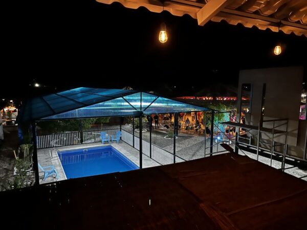 Piscina techada para campamentos familiares grupales, o empresariales. rancho kokoye experiencia evento piscina techada