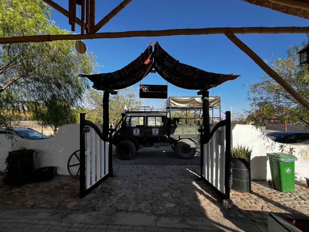 Acceso principal Rancho Kokoye, camión de turismo